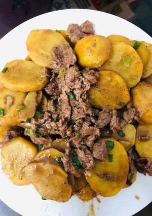 Hình của món Thịt bò xào khoai tây.
