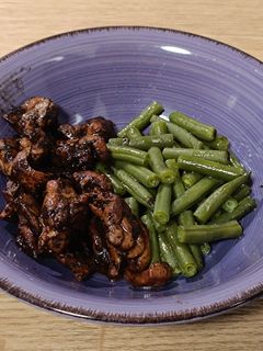 Una foto de Wok de pollo al Jerez con ajo negro