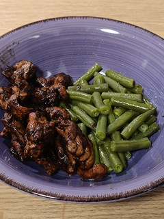 Una foto de Wok de pollo al Jerez con ajo negro