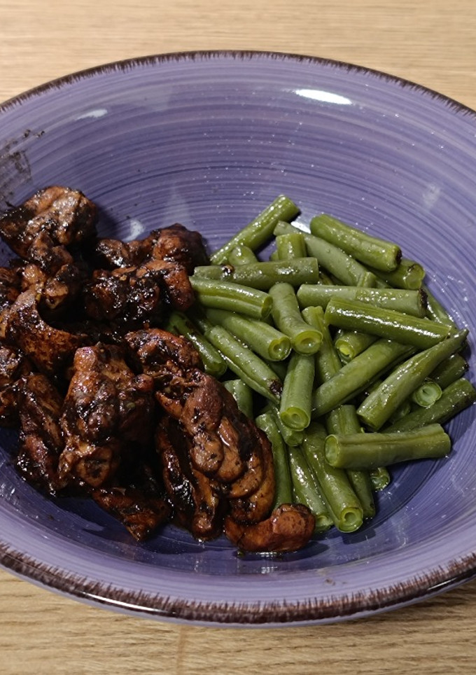Una foto de Wok de pollo al Jerez con ajo negro