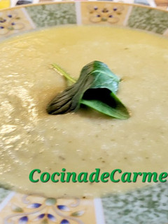 Una foto de Crema de verduras con hierbas provenzales
