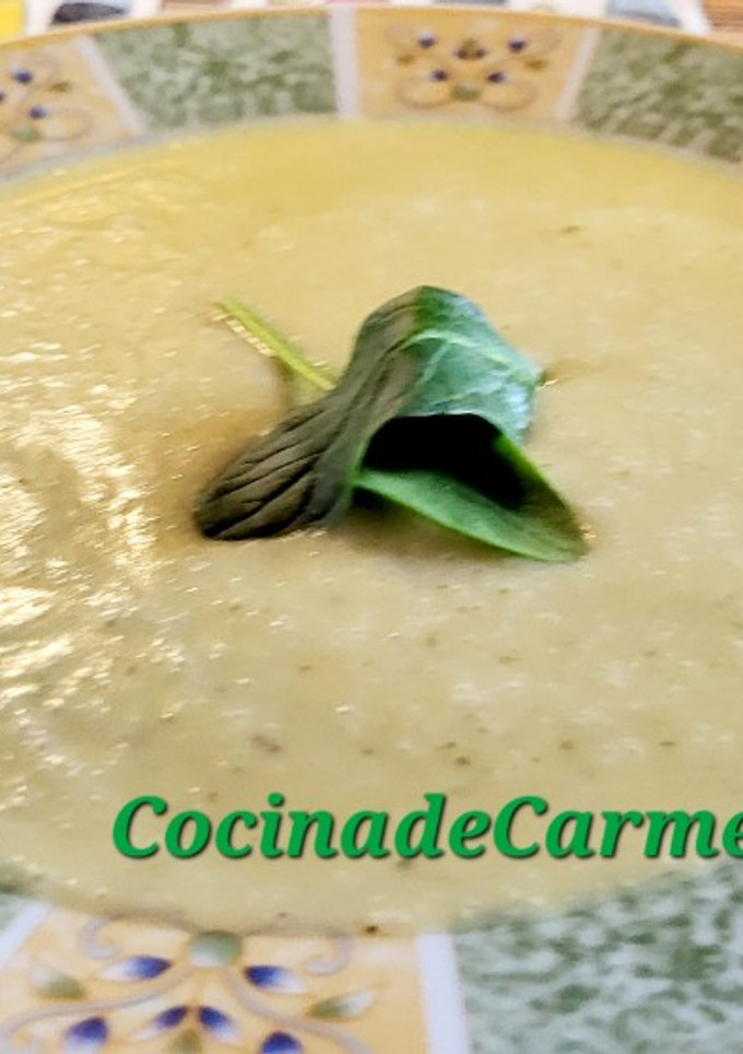 Una foto de Crema de verduras con hierbas provenzales