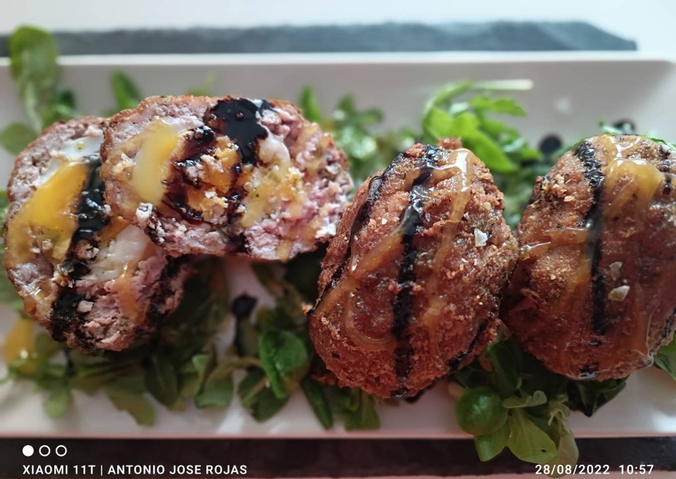 Albondigón de carne rellena de huevo