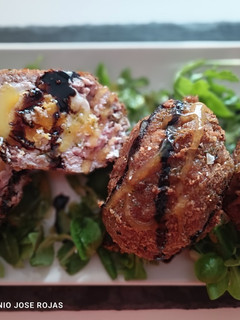 Una foto de Albondigón de carne rellena de huevo