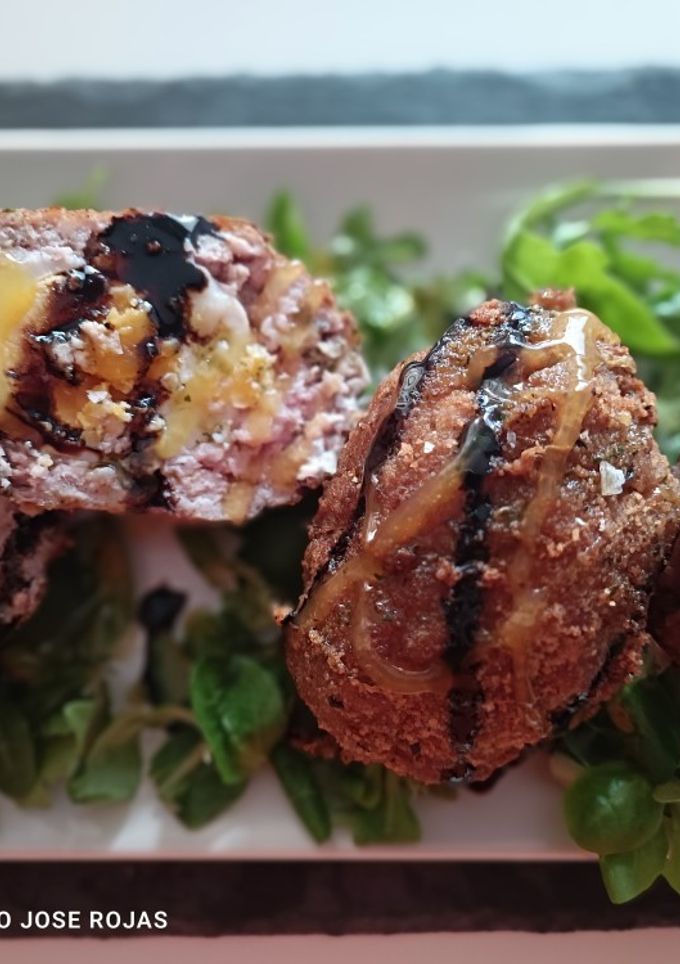 Una foto de Albondigón de carne rellena de huevo