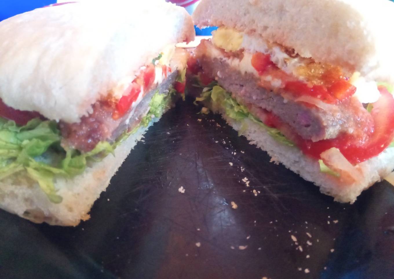 Hamburguesa casera con salsa picante
