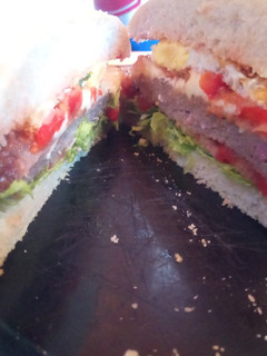 Una foto de Hamburguesa casera con salsa picante
