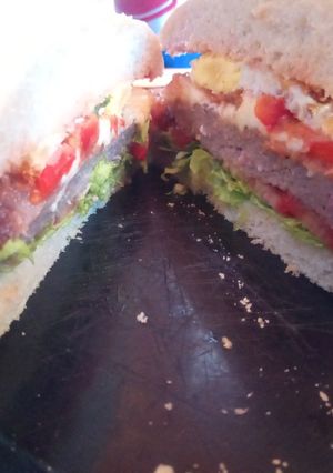 Una foto de Hamburguesa casera con salsa picante