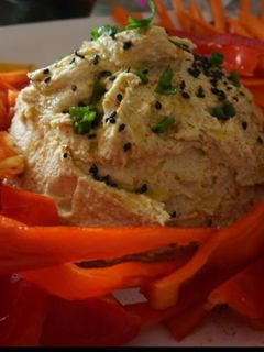 Una foto de Hummus de garbanzos con crudites