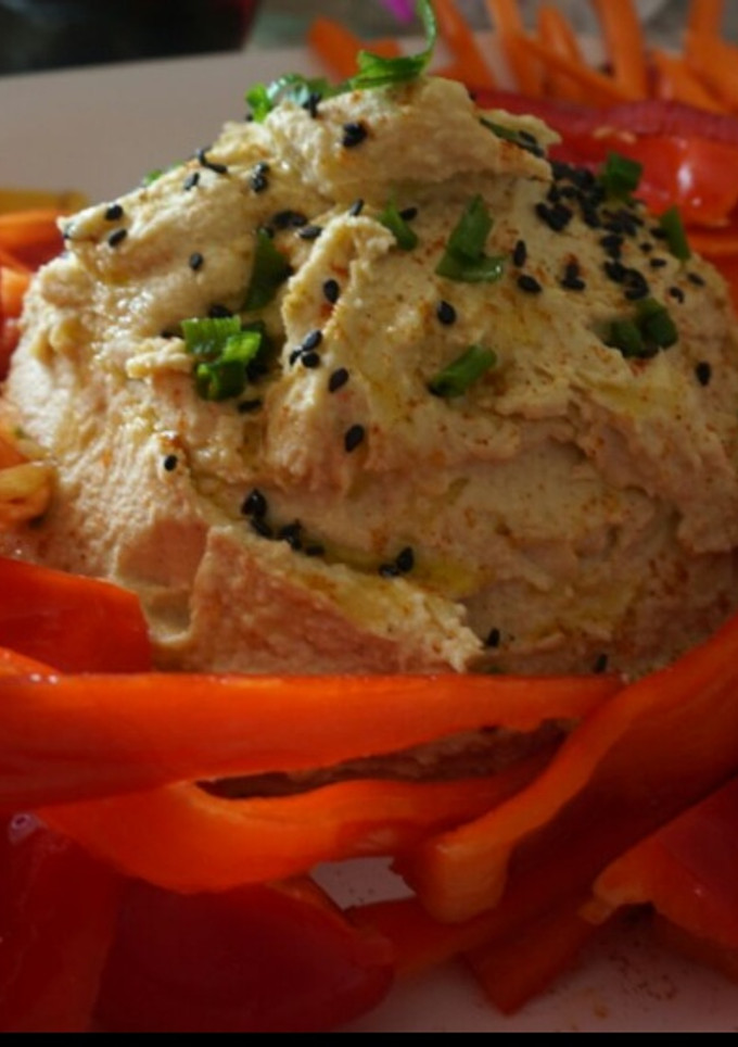Una foto de Hummus de garbanzos con crudites