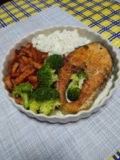 Foto de Salmão grelhado com Batata Doce, Arroz e Brócolos