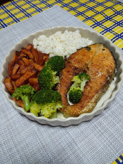 Foto de Salmão grelhado com Batata Doce, Arroz e Brócolos
