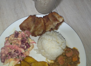 Una foto de Lentejas ranchera y ensalada de remolacha