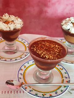 Una foto de Chocoflan con almendras crocantes
