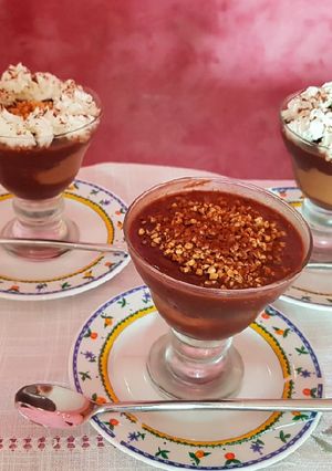 Una foto de Chocoflan con almendras crocantes