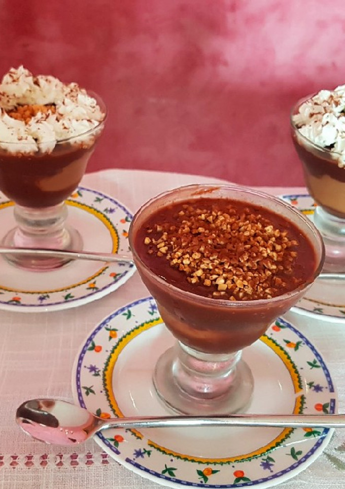 Una foto de Chocoflan con almendras crocantes