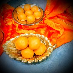 A picture of Besan ke ladoo.