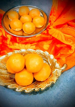 A picture of Besan ke ladoo.