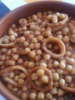 Una foto de Potaje de garbanzos con calamares