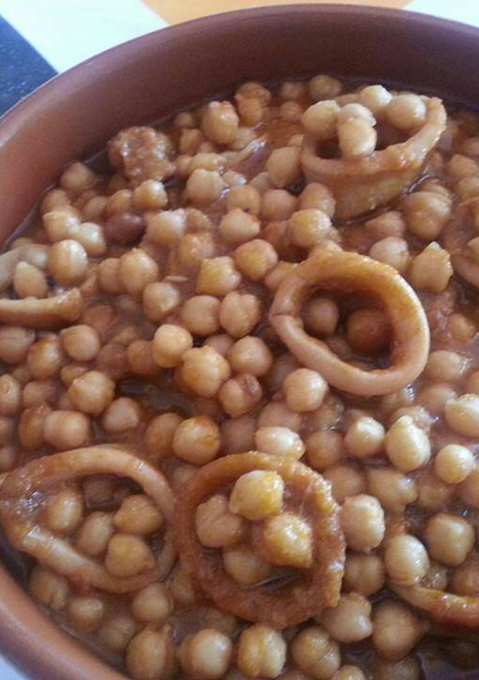 Una foto de Potaje de garbanzos con calamares