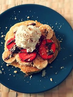 Una foto de Tortitas con Fresas Y Plátano