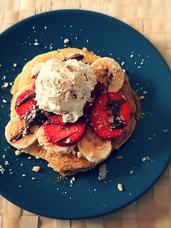 Una foto de Tortitas con Fresas Y Plátano