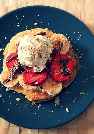 Una foto de Tortitas con Fresas Y Plátano