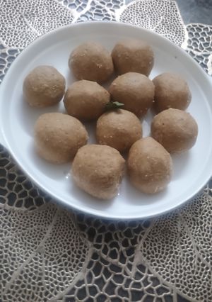 आटा गोंद ड्राई फ्रूट्स के लड्डू रेसिपी मुख्य फोटो