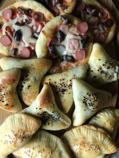 صورة لوصفة معجنات سبانخ وجبنة وميني بيتزا