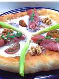 Pizza con crema di gorgonzola, S. Daniele, noci, cipollotti e pomodorini Camone