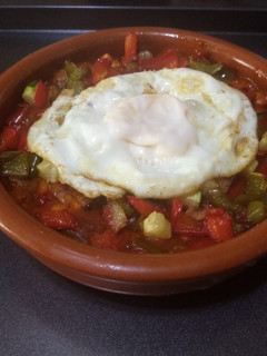 Una foto de Verduras fritas con tomate