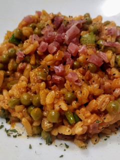 Una foto de Arroz especiado con guisantes