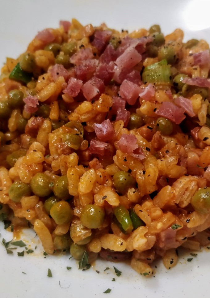 Una foto de Arroz especiado con guisantes