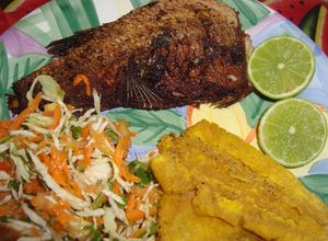 Una foto de Pargo con tostones y ensalada rallada