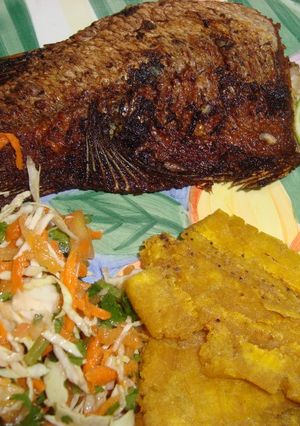 Una foto de Pargo con tostones y ensalada rallada