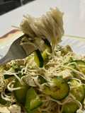Noodles con zucchine e tofu affumicato