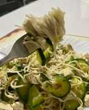 Noodles con zucchine e tofu affumicato