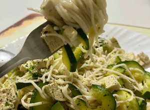 Foto di Noodles con zucchine e tofu affumicato