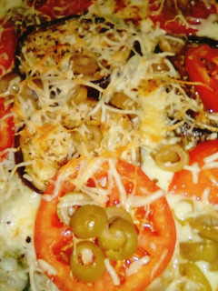 Una foto de Lasagna de berenjenas y pencas se espinaca, con salsa blanca.