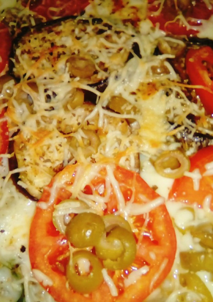 Una foto de Lasagna de berenjenas y pencas se espinaca, con salsa blanca.