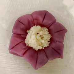 A picture of Nerikiri Wagashi "鉄仙 （Clematis）".