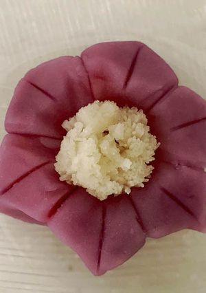 A picture of Nerikiri Wagashi "鉄仙 （Clematis）".