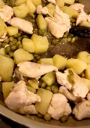 Foto di Spezzatino di pollo con patate e piselli
