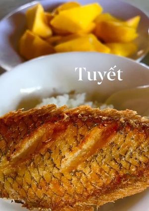 Hình của món Cá mó muối hành tiêu chiên.