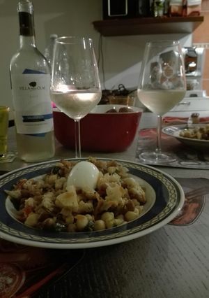 Foto di Uova sode con verdure e legumi