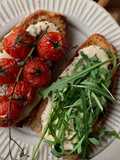Tosta de Tomate Assado e Rúcula com Creme de Tofu
