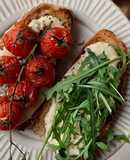 Tosta de Tomate Assado e Rúcula com Creme de Tofu