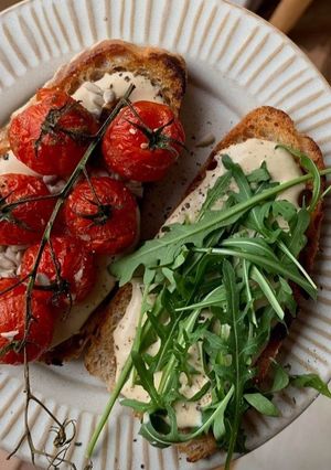 Foto de Tosta de Tomate Assado e Rúcula com Creme de Tofu