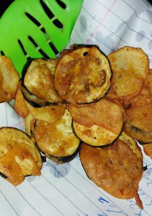 A picture of Crispy brinjal and potato pakora.