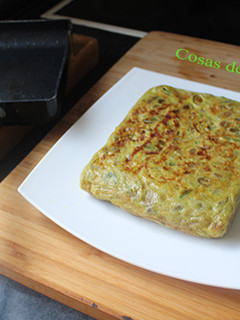 Una foto de Tortilla cuadrada de habas, cebolla y pimiento